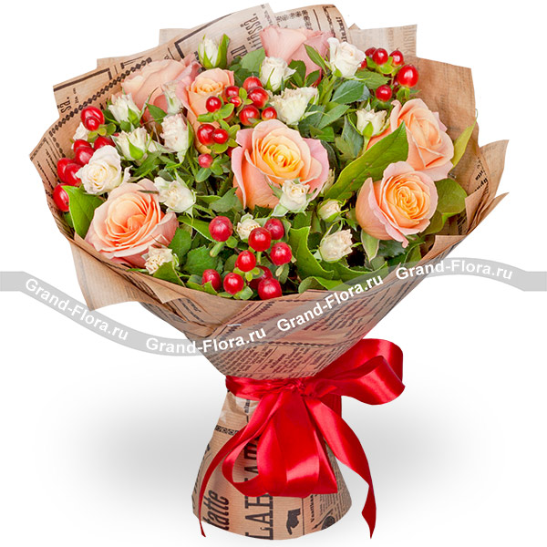 Цветочный поцелуй - букет с персиковыми розами и гиперикумом