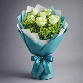 Букет зеленых роз с декоративной зеленью